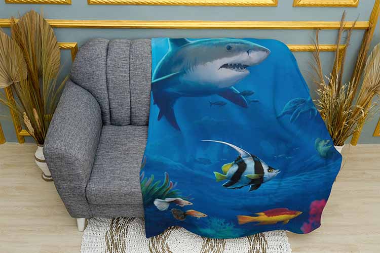 Акула та риби в морі Shark and fish in sea