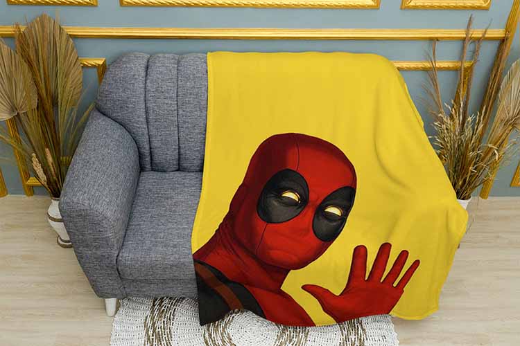 Дедпул на жовтому фоні Deadpool on the yellow background