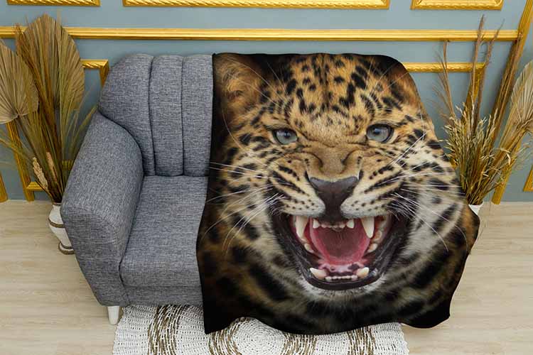 Леопард ричить The leopard roars