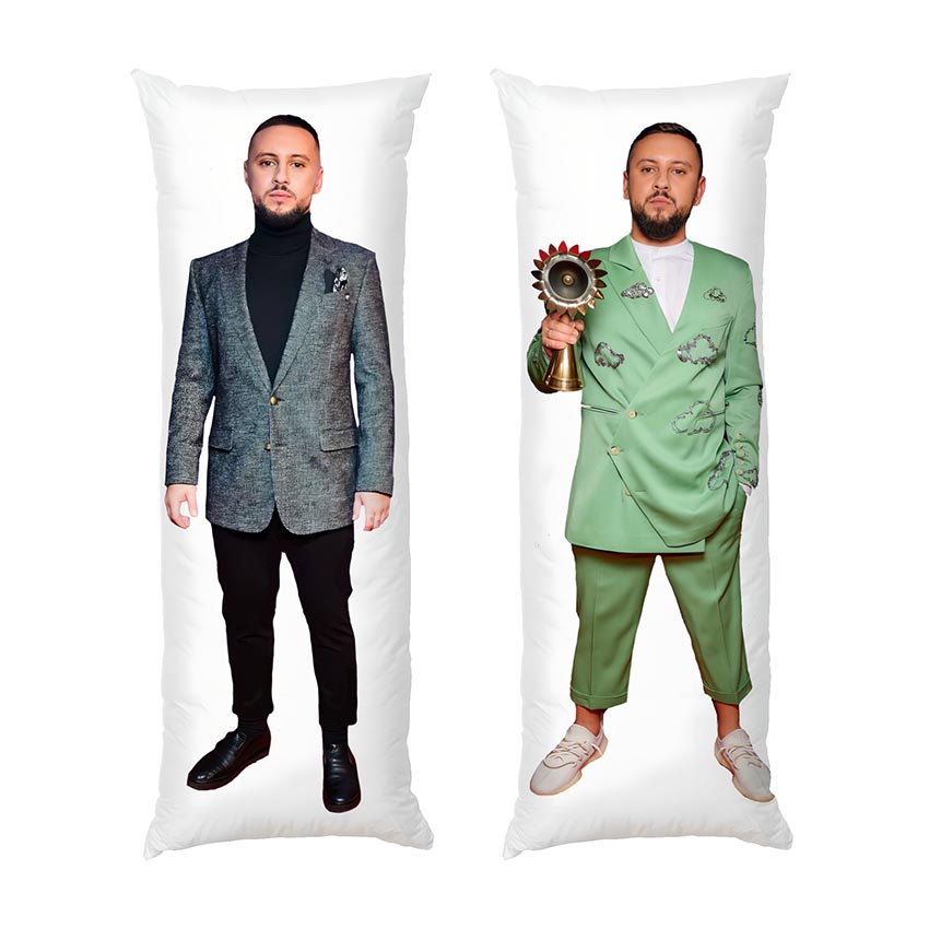 Монатік з нагородою Популярний співак Monatik with an award Popular singer