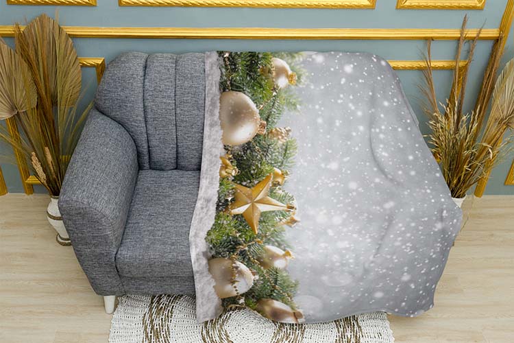 Новорічні прикраси на снігу Christmas decorations in the snow