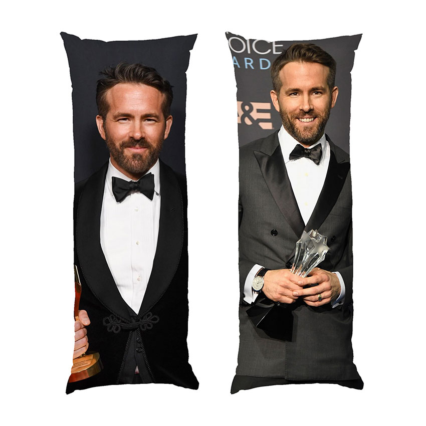 Райан Рейнольдс з нагородою Американський актор Ryan Reynolds with a reward American actor