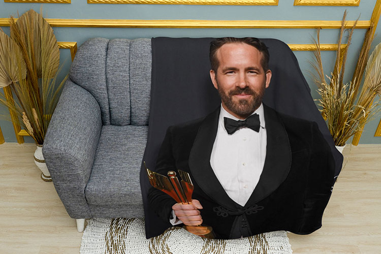 Райан з нагородою Американський актор Ryan with a reward American actor