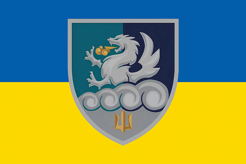 Прапор 32 реактивного артилерійського полку (32 РеАП) ВМС ЗСУ синьо-жовтий