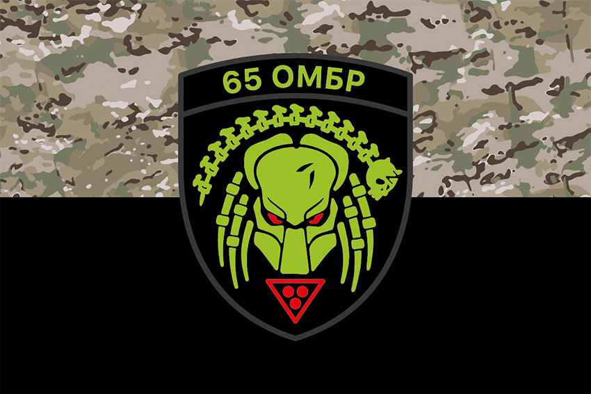 Прапор 65 окремої механізованої бригади (65 ОМБр) ЗСУ Хижак камуфляж-чорний