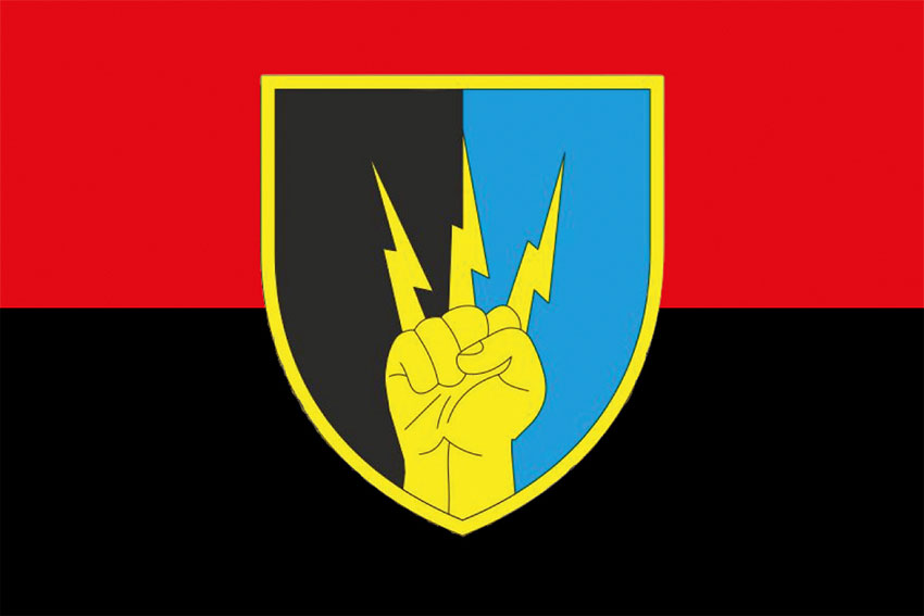 Прапор 76 ОПЗ та РТЗ (окремого полку зв'язку та радіотехнічного забезпечення) імені В’ячеслава Чорновола ЗСУ червоно-чорний